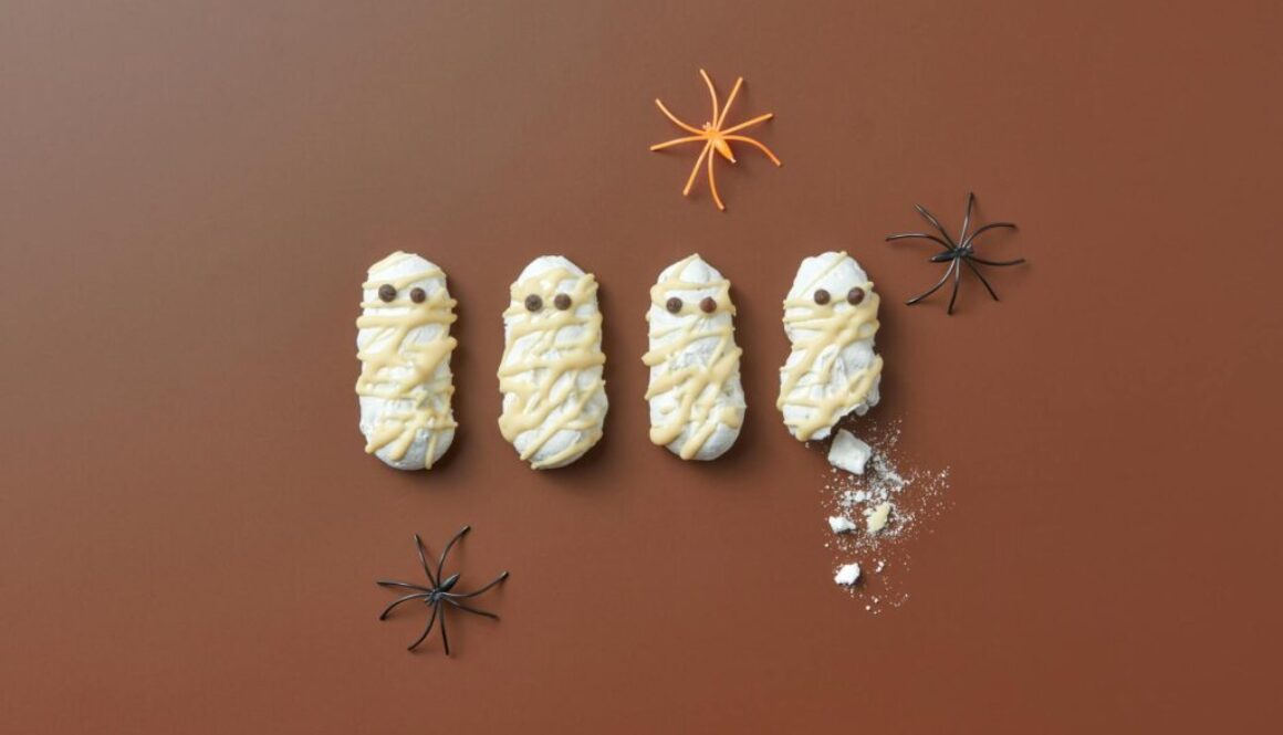 spider toys near the mummy dessert