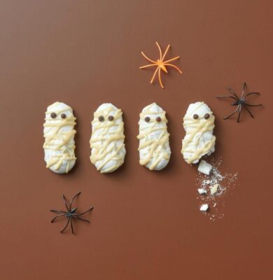 spider toys near the mummy dessert